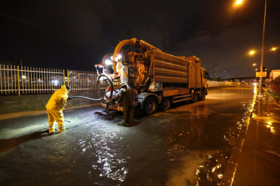 İzmir'de Yağış Kabusu: 963 İhbar Geldi, Buca'ya Metrekareye 80 Kg Yağış Düştü!