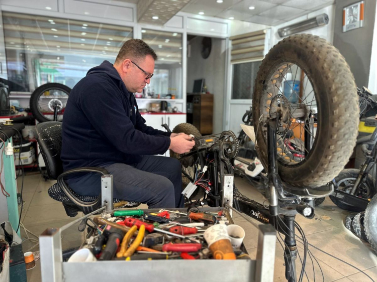 Edirne'de sanayi sitesinde 20 yıl oto yıkamacılık yapan Yusuf Dobranyalı (fotoğrafta), gelişen teknolojiyle birlikte artan elektrikli bisiklet ve skuter gibi araçların tamirini öğrenip, kendi işletmesini açtı. 