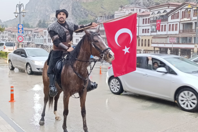 Türk Bayrağı İçin At Üzerinde Yola Çıktı: Hedef İstanbul