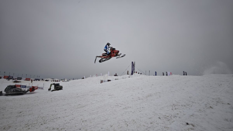 Karadeniz'de Bir İlk: Kar Kalınlığı 2 Metreyi Aştı, Dev Şampiyona Başladı