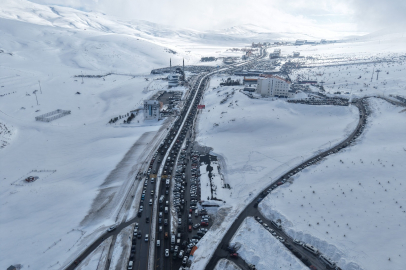 Erciyes’te Tatilin Son Günü Alarmı: Kilometrelerce Araç Kuyruğu Oluştu