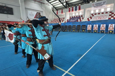 Kütahya'da okçuluk şöleni: Miniklerin hedefinde "Ata Sporu" vardı