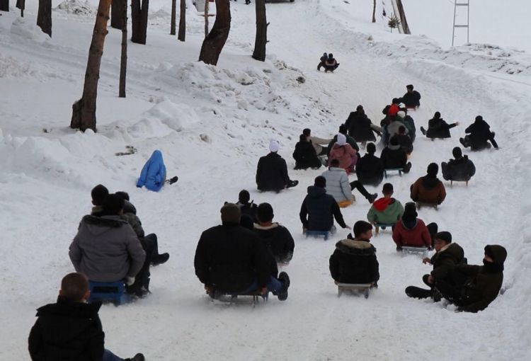 Olur ilçesinde 2466 metre rakımlı sarıçam ormanlarıyla kaplı Akdağ mesire alanında düzenlenen ‘Hızek Festivali’, renkli görüntülere sahne oldu. Katılımcılar gün boyu kızak keyfi yaşadı. 