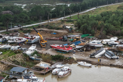 Aksu'da sular hala çekilmedi: Hortumun vurduğu tekneler vinçle kaldırılıyor