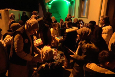 Erzincan'da yüzleri güldüren kandil sürprizi: Çocuklar camiden oyuncakla ayrıldı