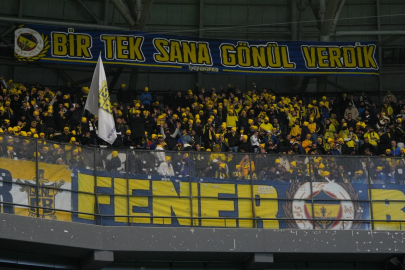 Fenerbahçe tribünü sarıya boyandı: Derbide yağmurluk, şimdi de bere