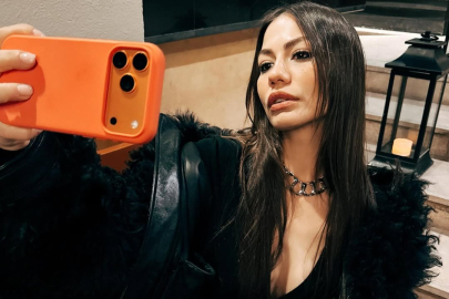 "Eşref Rüya"nın Nisan'ı büyüledi: Demet Özdemir'den olay yaratan 'Siyah' pozlar!