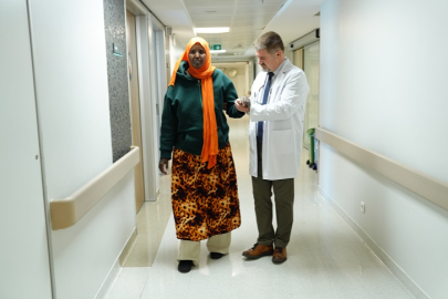 Felçli geldiği Türkiye'den yürüyerek döndü: Türk doktorlardan 'Tüberküloz' mucizesi