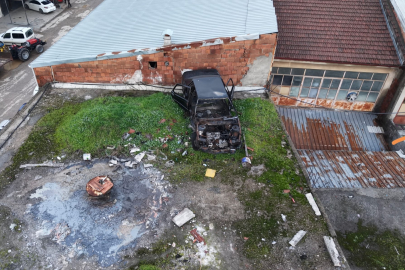 20 Yıl Sonra Çatıdan Çıkan Sır! İnegöl’de Hurda Otomobil Şaşkınlığı