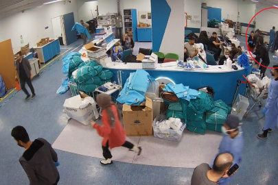 Deprem Anında Kaçmadılar, Sedyeyi Tuttular