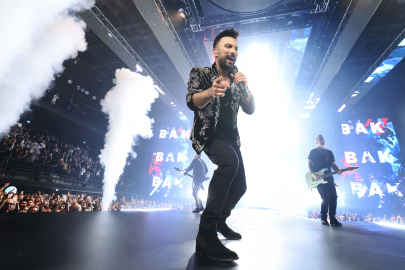 Tarkan’ın Sahnesinde Tarihi Gece: Ajda Pekkan Sürprizi Salonu Ayağa Kaldırdı