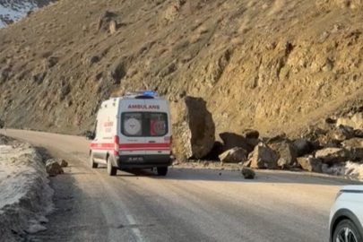 Yüksekova-Van Yolunda Sıcaklık Tehlikesi: Dev Kayalar Yola İndi