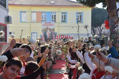 Öğrencilerden Karanfilli Uğurlama: "Keşke Gitmeseydi"