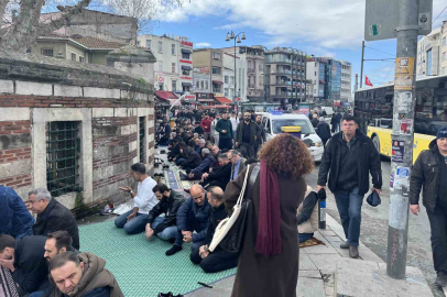 Kadıköy'de Cuma Çilesi: Cemaat Yola Taştı, Trafik Durdu