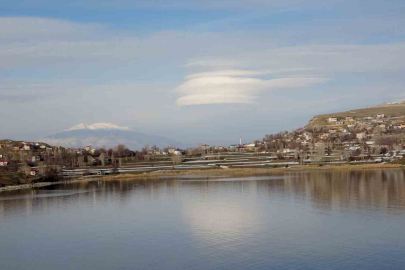 Süphan Dağı Şapkasını Taktı: Zirvede Eşsiz Mercek Bulutu