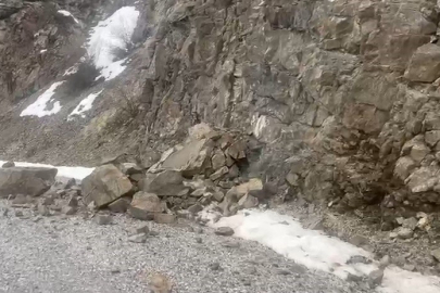 Kemah’taki Depremde Kayalar Yola Böyle Savruldu