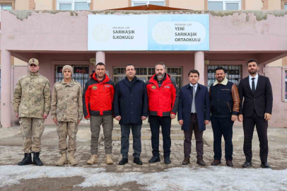 Erzurum'da Polisler ve Offroad Kulübü Köy Okuluna Kütüphane Yapıyor