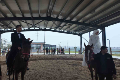 İstanbul Esenyurt’ta Aşk Ata Bindi: Genç Çift Nikahı At Üzerinde Kıydı