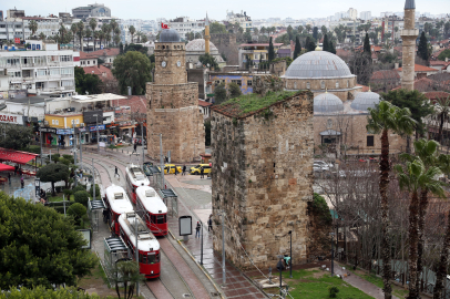 Antalya’da Roma Dönemi Kale Kapısı Burçları Çökme Riski Altında