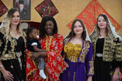 Kütahya’da "Şalvar Gecesi"ne Kongolu Michelle Damga Vurdu