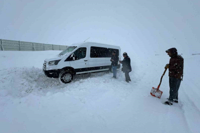 Karayazı’da Tipi Esareti: Yollar Kapandı, Araçlar Mahsur Kaldı