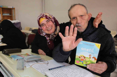 30 Yıllık Aşkın En Güzel "Alfabesi": Engel Tanımayan Çift Okullu Oldu