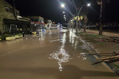 İzmir’de dereler taştı: Yeni Foça’yı su bastı