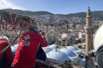 Bursa Ulu Cami'nin Minarelerinde Titreten Mesaj: "Kul Hakkından Sakın"
