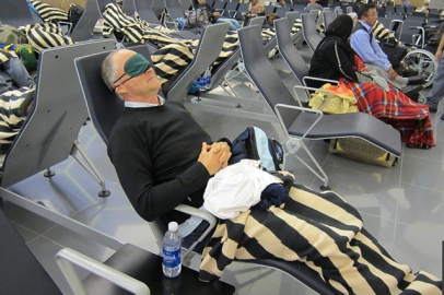 Aktarmalı Uçuşta Havalimanında Uyuma Rehberi