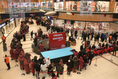 Sakarya'da "Bin Lira" Nöbeti: Çadırını Kapan AVM Önüne Koştu