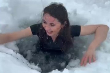 Kars'ta "Demir Leydi": 40 Santimlik Buzu Kırıp Suya Girdi