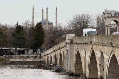 Edirne'de Meriç Nehri'nde Sarı Alarm: Tarihi Köprü Atık Tehdidi Altında