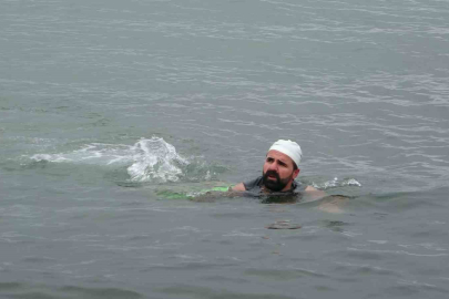 Van Gölü’nde Eksi Derecede Yüzdü: Öğretmenden Kış Turizmine Dikkat Çeken Hamle