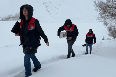 2 bin rakımda gıda seferberliği: Karlı yolları aşarak çocuklara bilgi taşıdılar