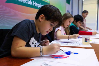 Bursa’da Minik Eller Tuvalle Buluştu: Bir Günlüğüne Ressam Oldular