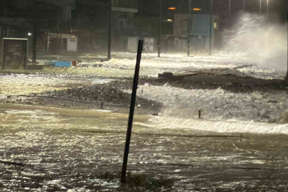 Altınoluk’ta Lodos Kabusu: Deniz Taştı, Kordon Sular Altında Kaldı!