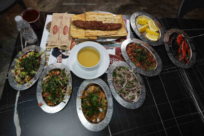 Adana'da Ramazan Hazırlığı: Kebapçılar İftar Sofraları İçin Hazır!