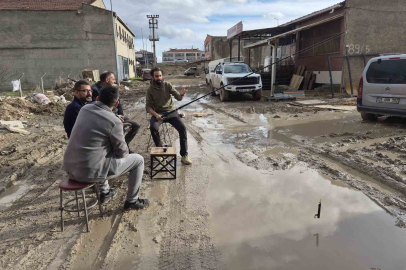 Esnaf Çamur İçindeki Yolu Böyle Protesto Etti