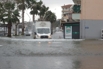 Lodos Türkiye’yi Vuruyor: Gölcük’te Deniz Taştı