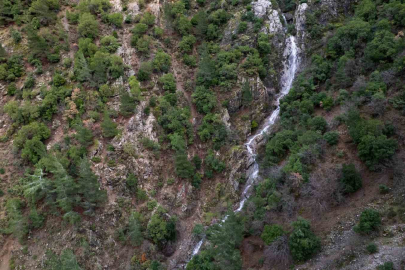 Spil Dağı’nda Yıllar Sonra Akan Şelale Büyüledi