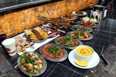 Adana’da İftar Yoğunluğu: 500 TL’lik Sofraların Sırrı Ne?