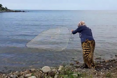 Deniz Kenarında Saçma Atarak Balık Tutuyor