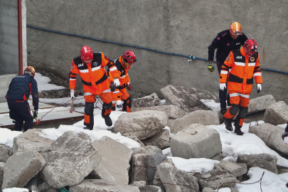 Enkaz Altındaki 2 Kişi Böyle Kurtarıldı