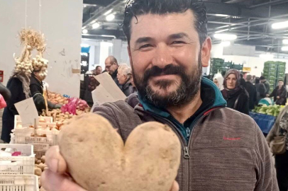 Sarıgöl'de Pazar Sürprizi: Patatesin Kalp Şekli İlgi Odağı Oldu