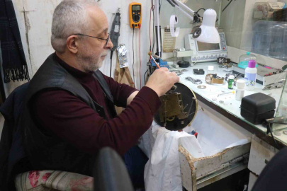 Sakarya'da Zamanın Cerrahı: 66 Yaşındaki Adnan Usta Saatlere Hayat Veriyor