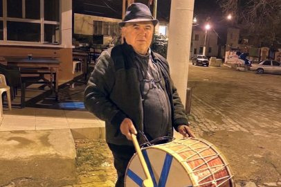 Davulcu Bulamayınca Tokmağı Eline Aldı: Şapkalı Muhtar' Devrede