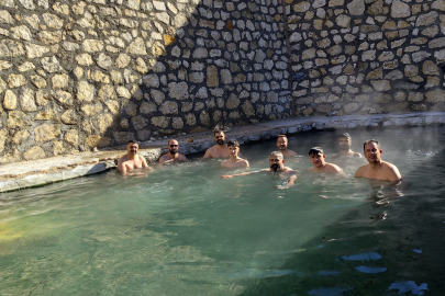 Van’da Off-Road Ekibi Buz Gibi Havada Sıcak Suya Girdi