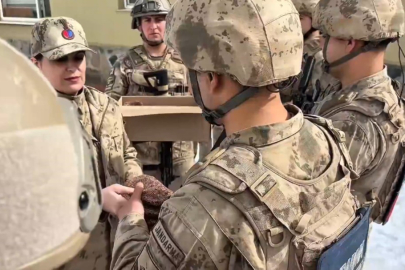 Balkanlar'dan Hakkâri'ye Vefa: 77'lik Nineden Mehmetçik'e Dua Yüklü Çetik