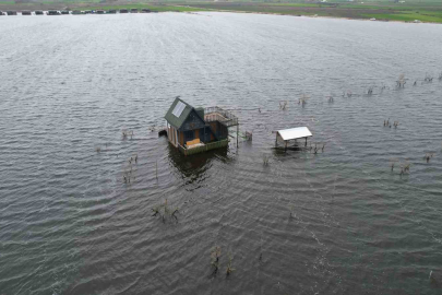Bursa’da Ulubat Gölü Taştı: Tiny House’lar Sular Altında