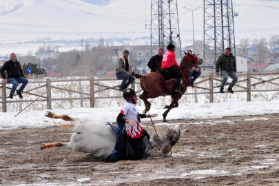 Kars Selim'de Atlı Cirit Heyecanı: Çamurlu Sahada Zorlu Mücadele!